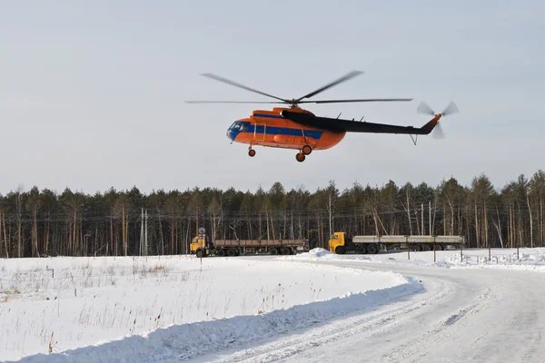 De helikopter lading aan hemel over weg — Stockfoto