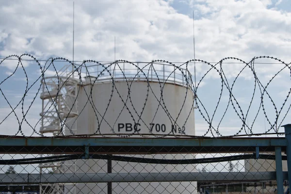 Grande recipiente de gasolina tanque químico na indústria petroquímica do petróleo — Fotografia de Stock