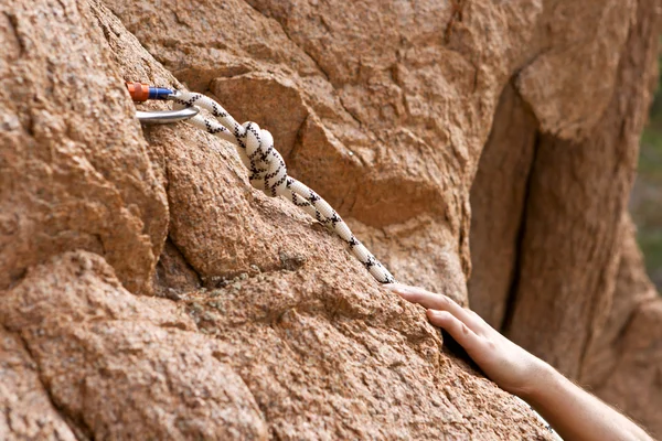Las manos de Rockclimber de levantarse en la roca — Foto de Stock