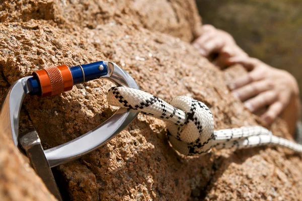 Rockclimber w rękach rośnie na skale — Zdjęcie stockowe