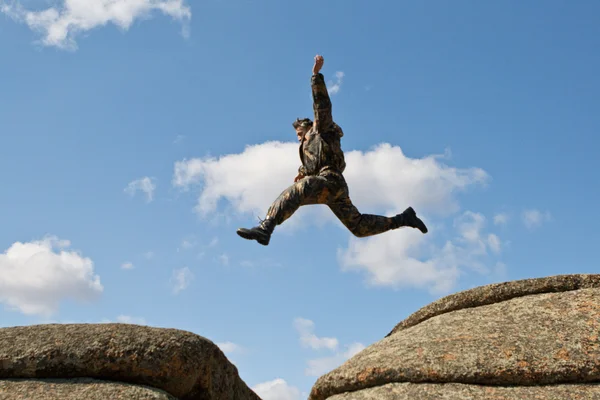 Man jump through the gap — Stock Photo, Image