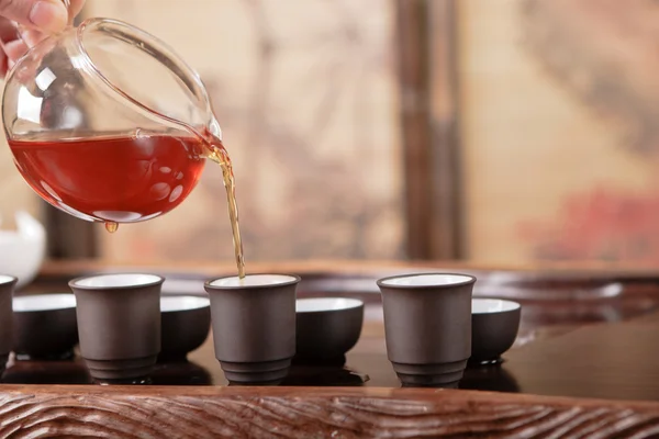 Teekanne, Tassen und eine Auswahl an roten Tees — Stockfoto