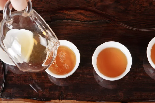 Teáskanna, csészék és tea — Stock Fotó
