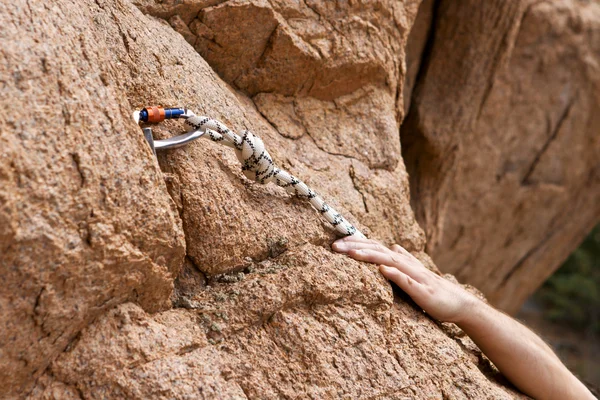 Rockclimber's hands of rising on rock — Stock Photo, Image
