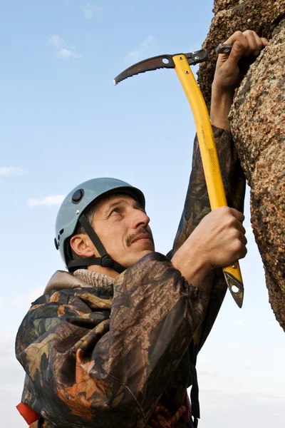 Ο ορειβάτης σφυριά γάντζο σε βράχο — Φωτογραφία Αρχείου