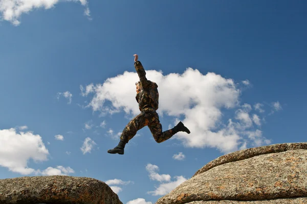 Man jump through the gap — Stock Photo, Image