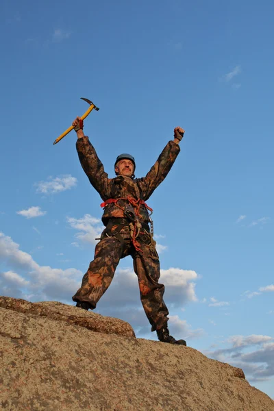 Mann auf dem Gipfel Hügel Hintergrund blauer Himmel — Stockfoto