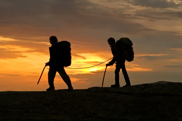 Iki dağcı açık siluet — Stok fotoğraf