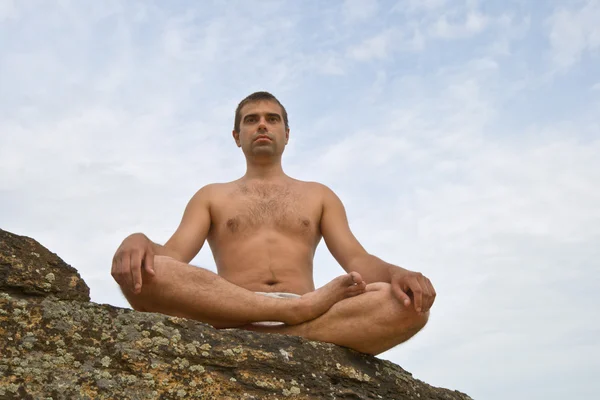 Shilouette of man meditating on the mountain — Stock Photo, Image