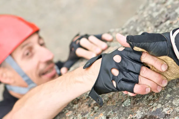 A ajuda dois escaladores de rocha um ao outro no exterior — Fotografia de Stock