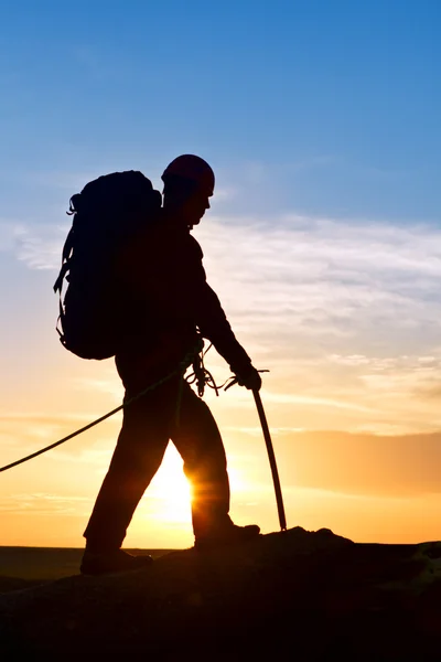 O alpinista caminhando no topo da montanha em declínio — Fotografia de Stock