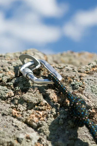 Карабин и крючок с веревкой в камне — стоковое фото