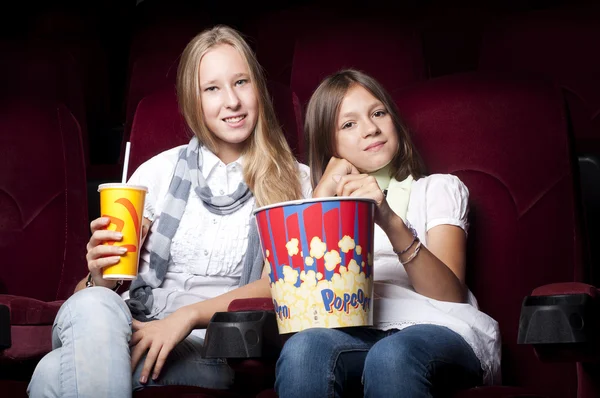 两个美丽的女孩，看一场电影在电影院 — 图库照片