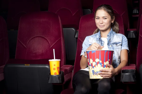 Kvinna på bio äta popcorn — Stockfoto