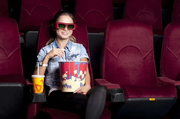 Žena v kině jíst popcorn — Stock fotografie