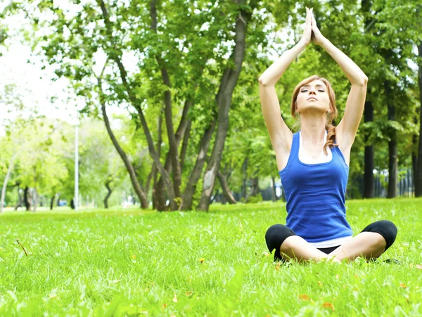 Yoga woman on green grass — Stock Photo, Image