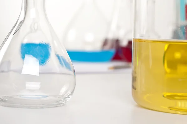 Laboratorium items, kolf met gele vloeistof — Stockfoto