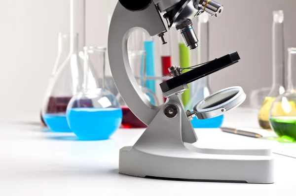 Mikroskop ve laboratuvar flacks — Stok fotoğraf