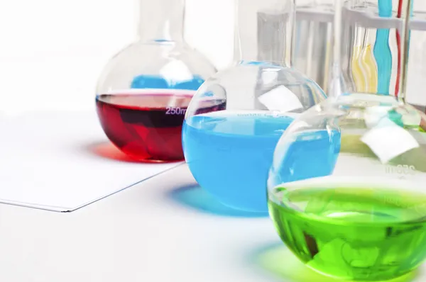 Palloni da laboratorio con liquidi colorati, posto di lavoro in laboratorio — Foto Stock