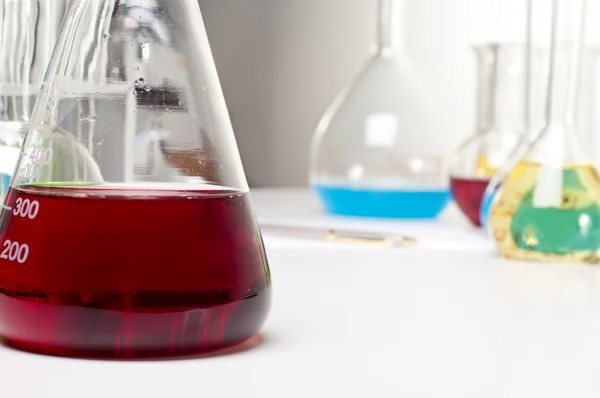 Artigos de laboratório, frasco com líquido vermelho Imagens Royalty-Free