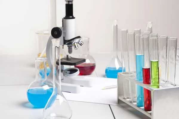 Laborkolben, Röhrchen, Mikroskop, Laborarbeitsplatz — Stockfoto