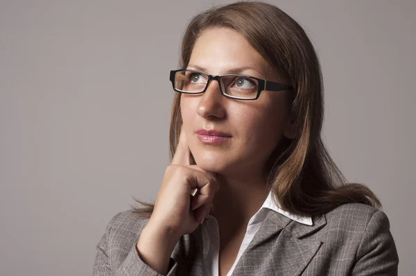 Porträt einer jungen Geschäftsfrau mit Brille — Stockfoto