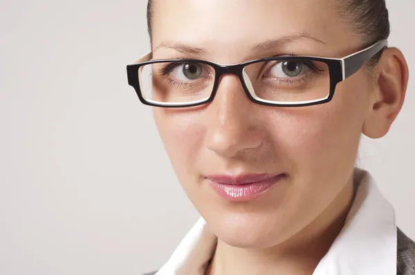 Ritratto di giovane donna d'affari negli occhiali — Foto Stock