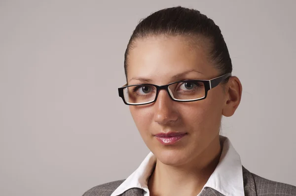 Портрет молодої ділової жінки в окулярах — стокове фото