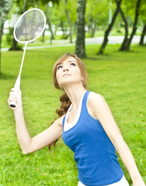 Krásná mladá žena s badminton raketa — Stock fotografie