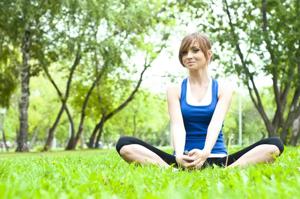 Yoga femme sur herbe verte — Photo
