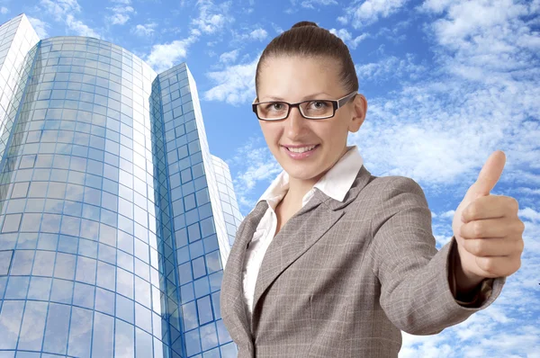 Geschäftsfrau zeigt lächelnd den Daumen nach oben — Stockfoto