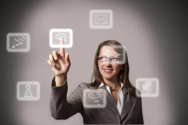 Женщина нажимает кнопку на сенсорном экране интерфейса — стоковое фото