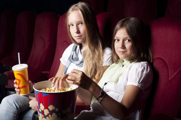 Dvě krásné dívky, sledovat film v kině — Stock fotografie