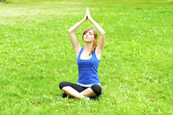 Mujer yoga sobre hierba verde — Foto de Stock
