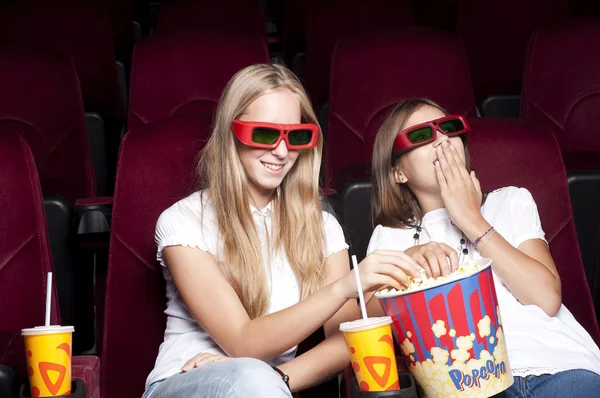 Iki güzel kız sinemada film izleme — Stok fotoğraf