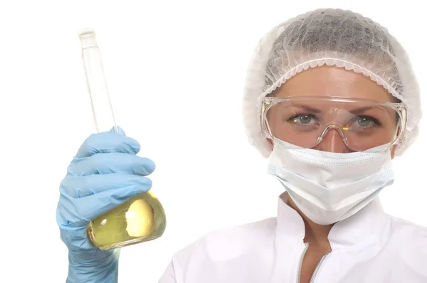 Bella scienziata donna lavora in laboratorio — Foto Stock