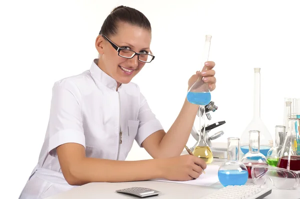 Όμορφη γυναίκα επιστήμονα που λειτουργεί στο εργαστήριο — Φωτογραφία Αρχείου