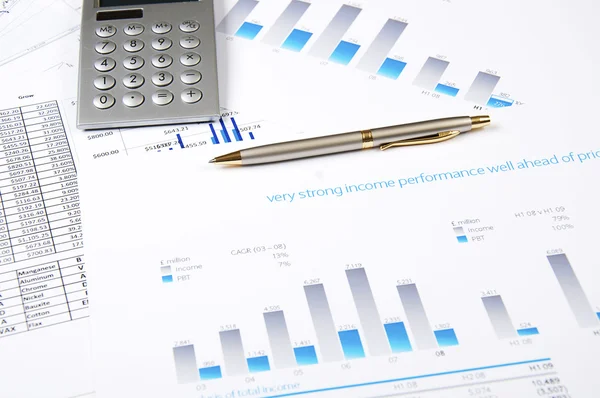 Calculadora, caneta e gráficos de negócios, conceito — Fotografia de Stock