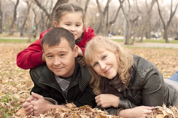 Ung familj i park — Stockfoto
