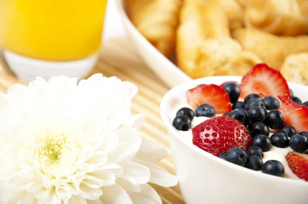 El jugo del desayuno, los cruasanes y las bayas sobre la mesa — Foto de Stock