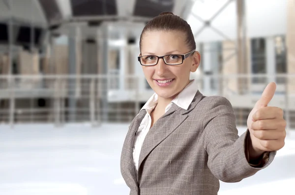 Geschäftsfrau zeigt lächelnd den Daumen nach oben — Stockfoto