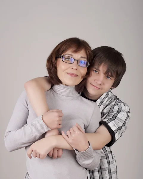 Mutter und Sohn sind zusammen und lächeln — Stockfoto