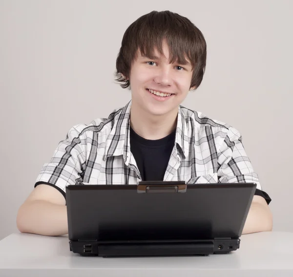 ポータブル コンピューター用に座っている学生 — ストック写真