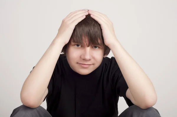 Teenager keeps head thinks about problems — Stock Photo, Image