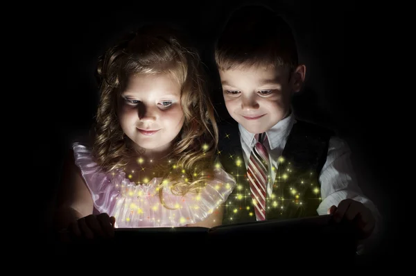 Chłopiec i dziewczynka odkryj magiczne książki — Zdjęcie stockowe