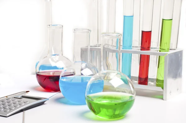 Artigos de laboratório - tubos de ensaio e frascos — Fotografia de Stock