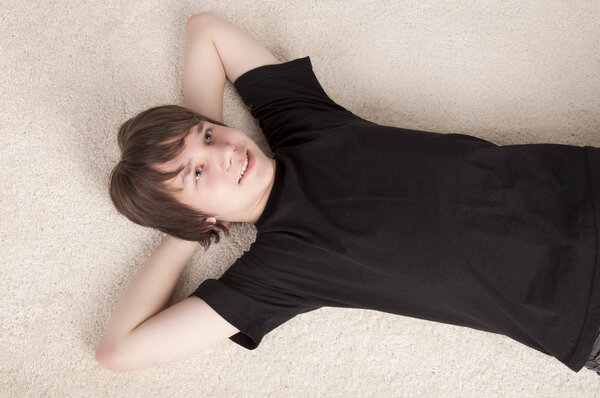 Молодой парень лжет мечты
