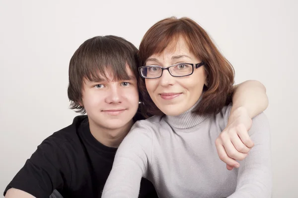Madre e hijo están juntos y sonríen —  Fotos de Stock