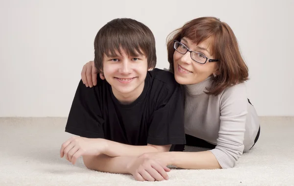 Mãe e filho estão juntos e sorriem — Fotografia de Stock
