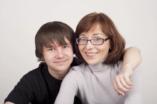 Matka a syn jsou spolu a úsměv — Stock fotografie